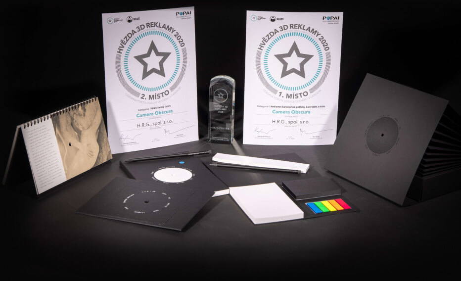 Získali jsme s naším kalendářem Hravy rok grafiku 2013 bronzovou medaili v mezinárodní soutěži ED-Awards a dvě ocenění v soutěži Hvězda 3D reklamy.